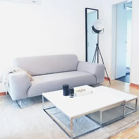 Fantastic In The Centre - Art 8 Apartment